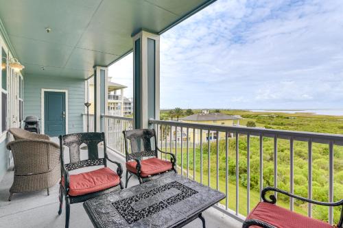 Galveston Apartamento | Walk to Beach Condo with Bay View in Galveston