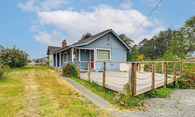 Smith River Casa | Walk to Beach: Cozy Home w/Deck in Smith River!