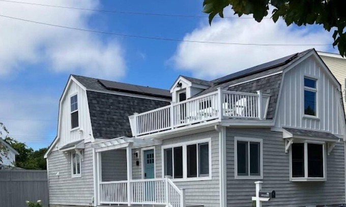 Portsmouth Casa | Walk to beach from newly remodeled modern and cozy beach cottage