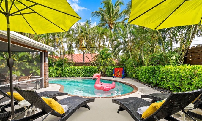 Bel Air Casa | Walk to Beach | Heated Pool | Golf Cart | Sleeps 10 | Accessible
