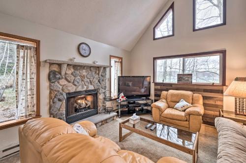 Pocono Lake Casa | Walk to Beach Lakefront Pocono Escape with Fire Pit