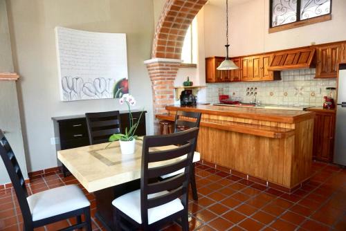 Colonia 5 de Diciembre Apartamento | Walk To Beach & Malecon -Apartment with Sunny Roof Terrace