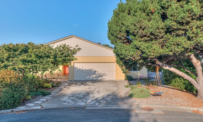 Bandon Casa | Walk to Beach or Town from Quiet and Cozy Cottage