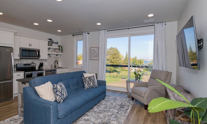 Traverse City Condominio | Walk to Beach: Penthouse Condo in Traverse City!