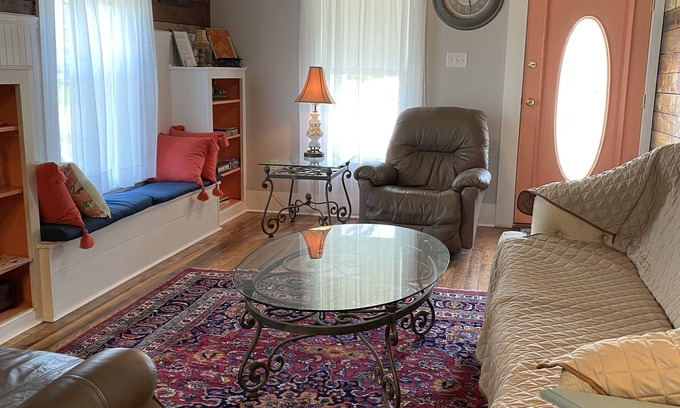 Gulfport Cabaña | Walk to beach, pier, casino from historic charming cottage and pet friendly!