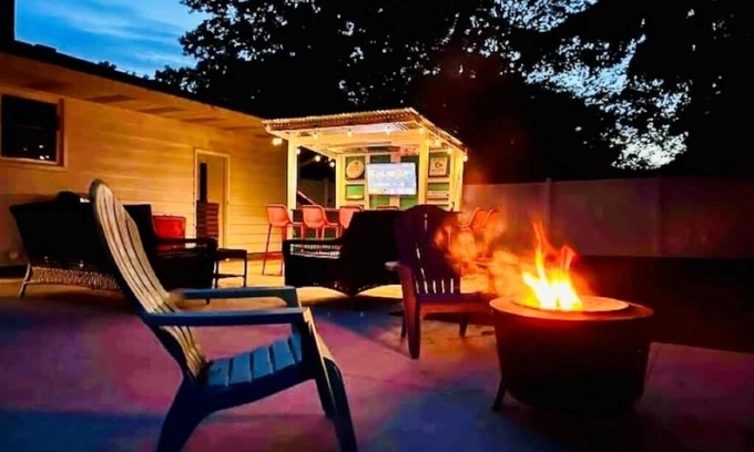 Beachwood-Bluffton Casa | Walk to Beach, Tiki Bar, King Beds, Sleeps 6