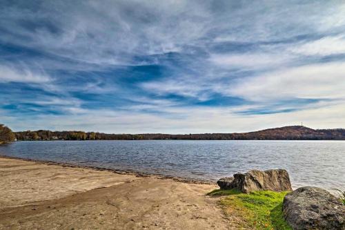 Pocono Lake Casa | Walk to Beach Pocono Lake Cabin with Pool Access!