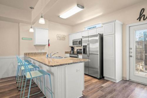 Corpus Christi Casa | Walk to Beach Shared Pool & Grill Dog Friendly