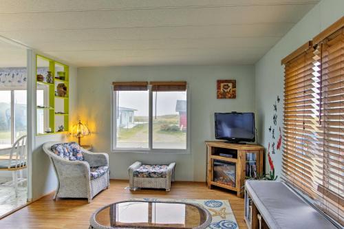 Moclips Casa | Walk to Beach! The Little Orcas Moclips Cottage