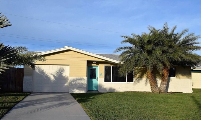 Ocean Breeze Estates Casa | Walk to Beach; Bikes, Paddleboard; What a deal!