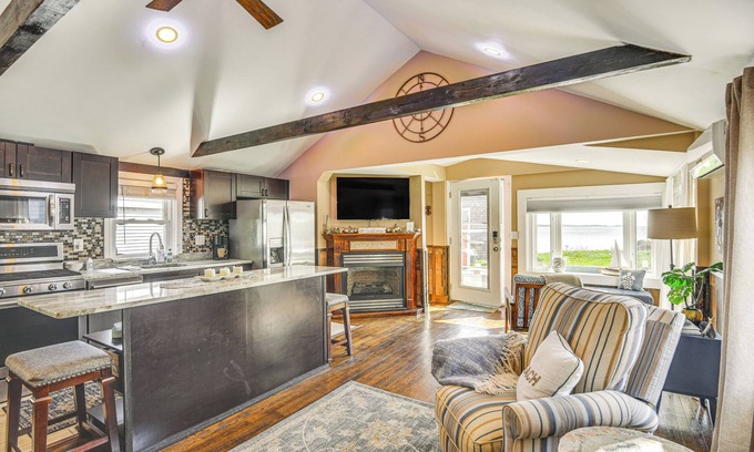 Portsmouth Cabaña | Walk to Beach: Water-View Abode in Portsmouth!