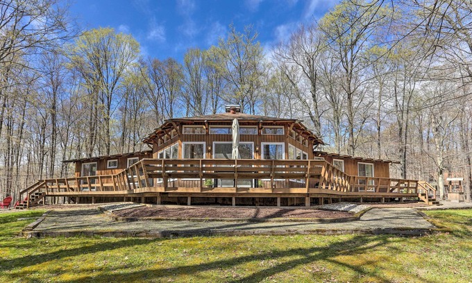 Gouldsboro Cabina | ¡NUEVO! Casa de familia con terraza, a pie de Big Bass Lake!