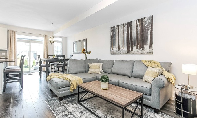 The Blue Mountains Casa | Walk to Blue Mountain Village & Bike to Downtown / Main Street. Community Pool.