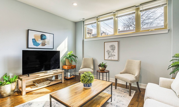 Bucktown Apartamento | Walk to Blue Line: Sleek Apartment in Bucktown!