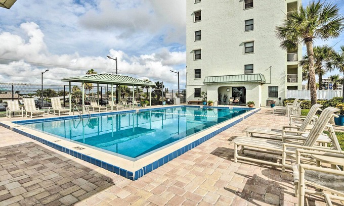 Ocean View Halifax Estates Condominio | Walk to Coast: Condo in Daytona Beach Shores!