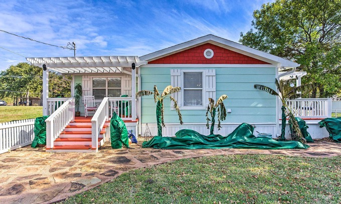 Tool Casa | Walk to Cedar Creek Reservoir: Home w/ Fire Pit!