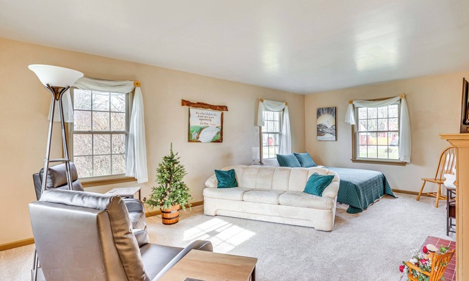 Salem Apartamento | Walk to Centennial Park: Apartment w/ Garage!