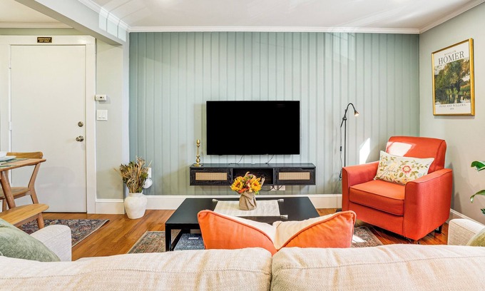 Harbor View - Orient Heights Apartamento | Walk to Constitution Beach: Mid-Century Boston Gem