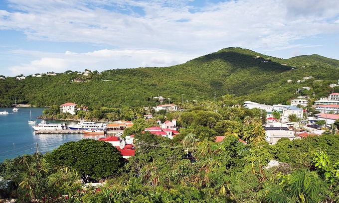 Great Cruz Bay Condominio | Camina hacia Cruz Bay Condo con impresionantes vistas desde el porche.