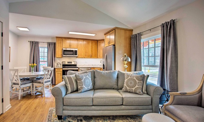 Saluda Apartamento | ¡NUEVO! Idealmente ubicado Saluda Apartment en Main St!