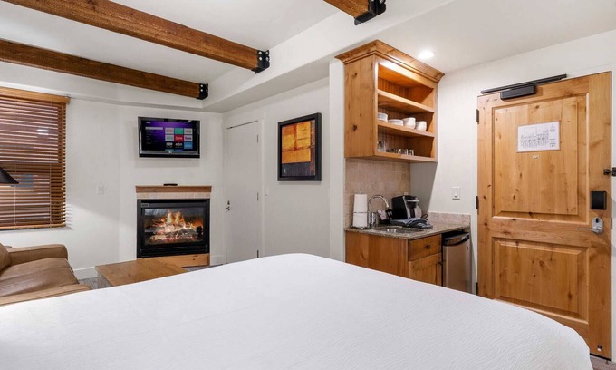 Kimball Junction Condominio | Walk to Dining & Shops | Fireplace | Pool & Hot Tub Included