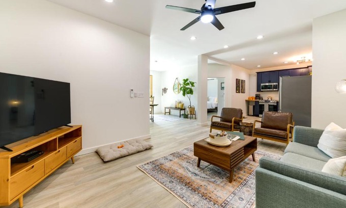 Brevard Apartamento | Walk to Downtown Brevard Apt with Patio and Fire Pit!