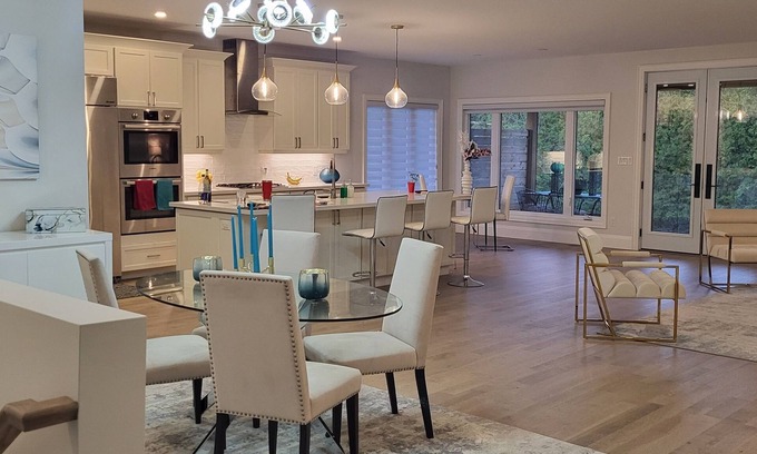 Prince Edward Casa | Walk to downtown Picton, stunning open concept 4-bed, set on 2 levels!