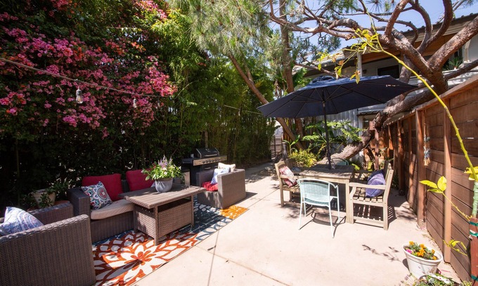 Palms Apartamento | Walk to Downtown Culver City: Garden Oasis & Patio