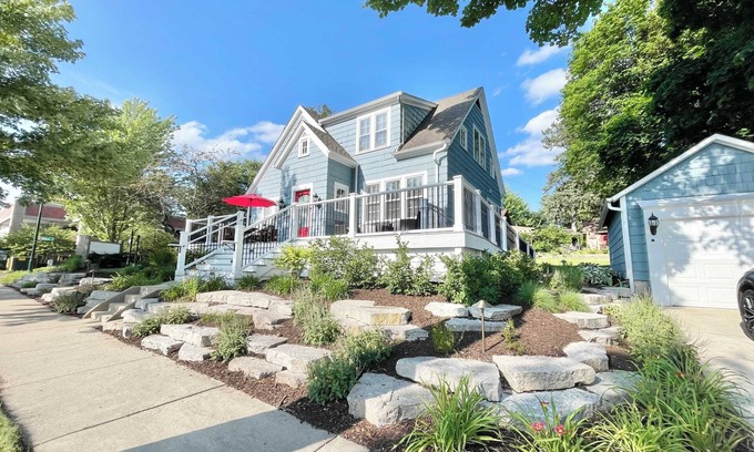St. Charles Casa | Walk to Downtown Restaurants, Cozy Stay, Grand Porch, Bike on the river trails!
