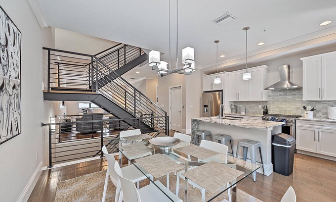 Downtown Casa | Walk to Downtown, Rooftop Jacuzzi, Contemporary Decor