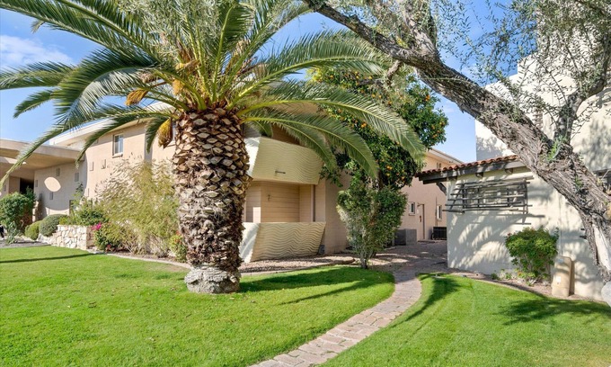 Southwest Village Condominio | Walk to Downtown Scottsdale!