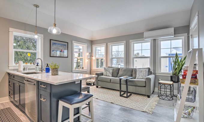 Charlevoix Condominio | Walk to Dtwn: Charlevoix Townhome w/ Fireplace