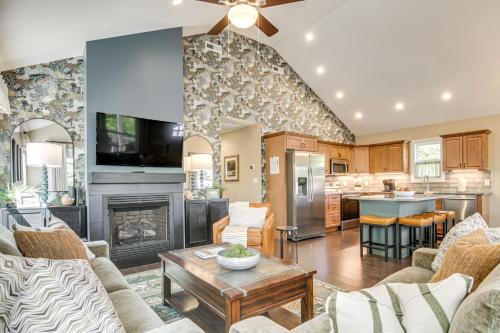 Waynesville Casa | Walk to Dtwn Waynesville Home with Deck!