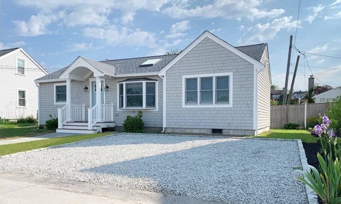 Easton's Point Casa | Walk to Easton's Beach - Newly renovated 2 bedroom and 2 bath cottage.