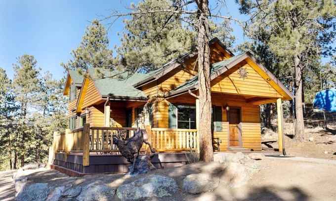 Evergreen Cabina | Recientemente remodelado - Camine hasta el lago Evergreen y el centro de la ciudad
