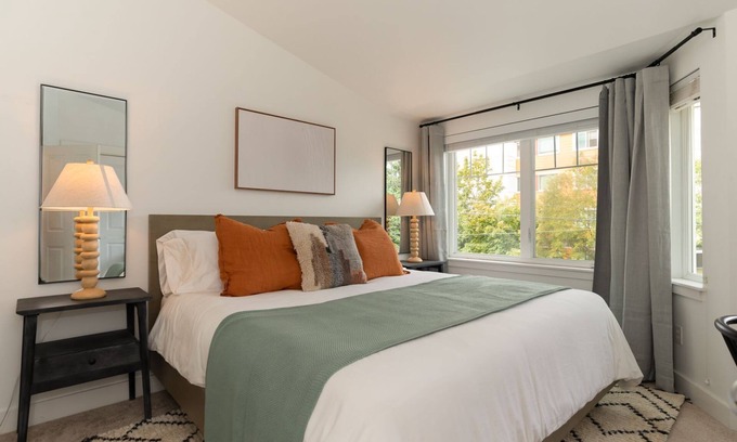 Green Lake Casa | Walk-to-everything 3BD & 3BA Townhome next to Lake and Lightrail