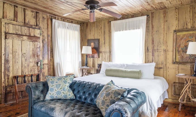 Round Top Cabaña | Bybee- Round Top Motel | IN TOWN | Fire Pit, Shopping, Wine!
