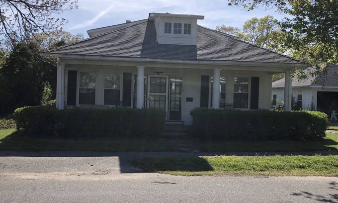 Falmouth Heights Casa | A pie de la playa de Falmouth Heights desde este encantador Bungalow Cape Cod. Camas