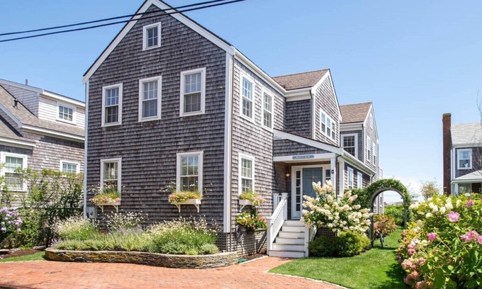 Brant Point Casa | Walk to ferry, town and beaches!