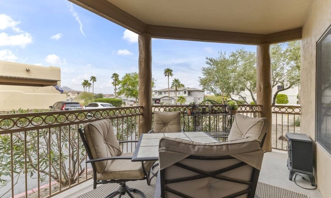 Fountain Hills Apartamento | Walk to Fountain Park! Ground-Floor Condo w/ Pool, Spa & Private Patio