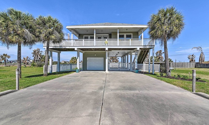 Pirates Beach Casa | Walk to Galveston Beach: Pet-Friendly Home