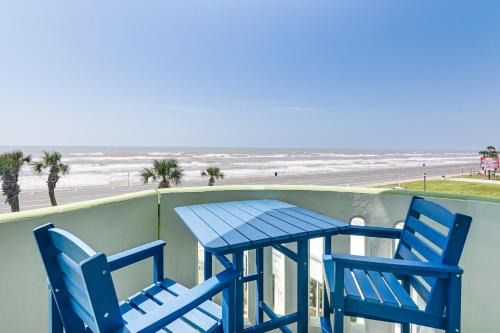 Galveston Apartamento | Walk to Galveston Beach Family Condo with Pool