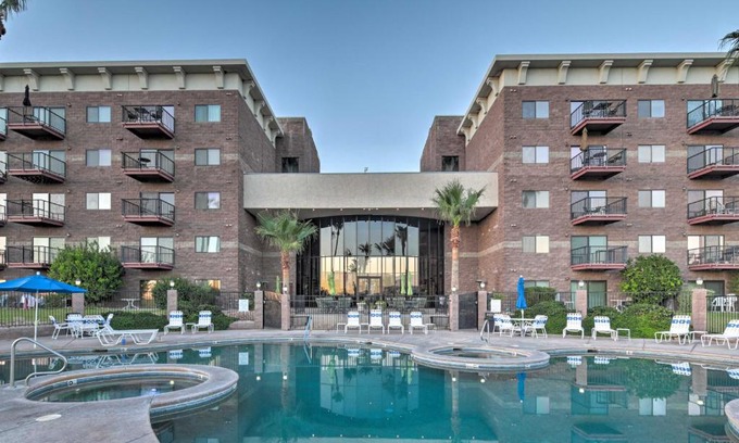 Lake Havasu City Apartamento | Walk to Golf and Beach Queens Bay Resort Condo