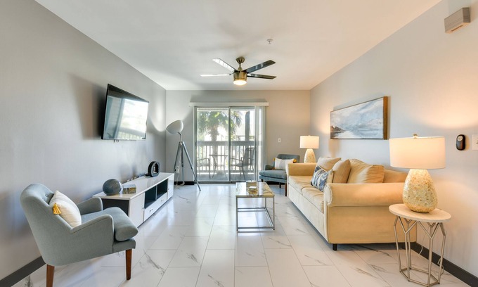 Indian Bayou Condominio | Walk to Golf Course & Beach: Modern Destin Condo