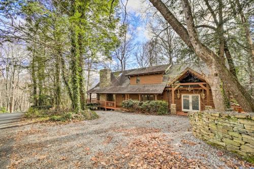 Maggie Valley Casa | Walk to Golfing Grand Maggie Valley Cabin!
