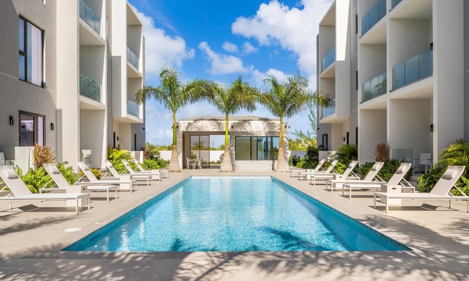 Grace Bay Apartamento | Walk to Grace Bay- Stunning Pool Views ! Z-B303