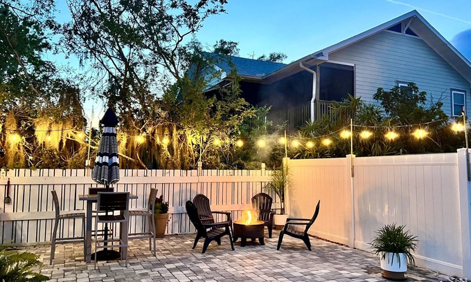 Historic District Casa | Walk to Historical Canal Street - 5 Minute Ride To The Beach!