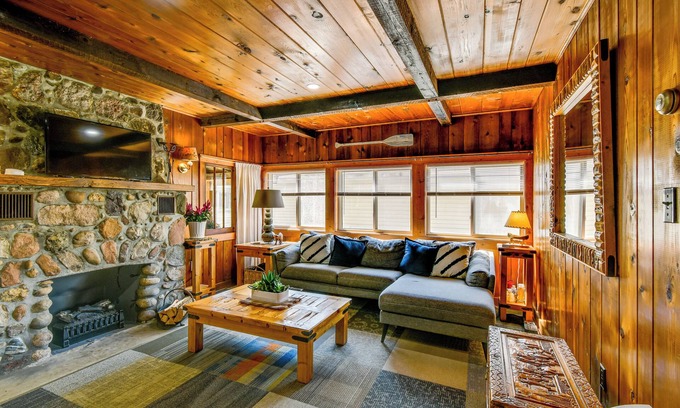 Prudenville Cabina | Walk to Houghton Lake: Cabin w/Fire Pit!