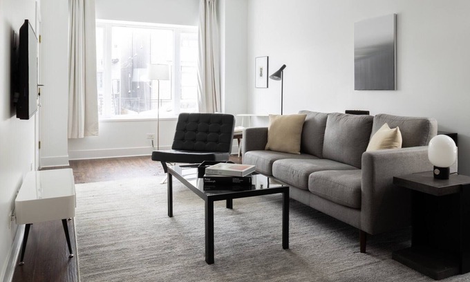 Pilsen Apartamento | Walk to IMD, Eats, Bars | EZ Access + WD | Zencity