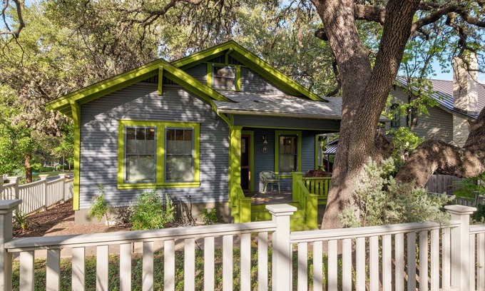 Bouldin Casa | * Walk to it all ~ Adorable Historic Bungalow *